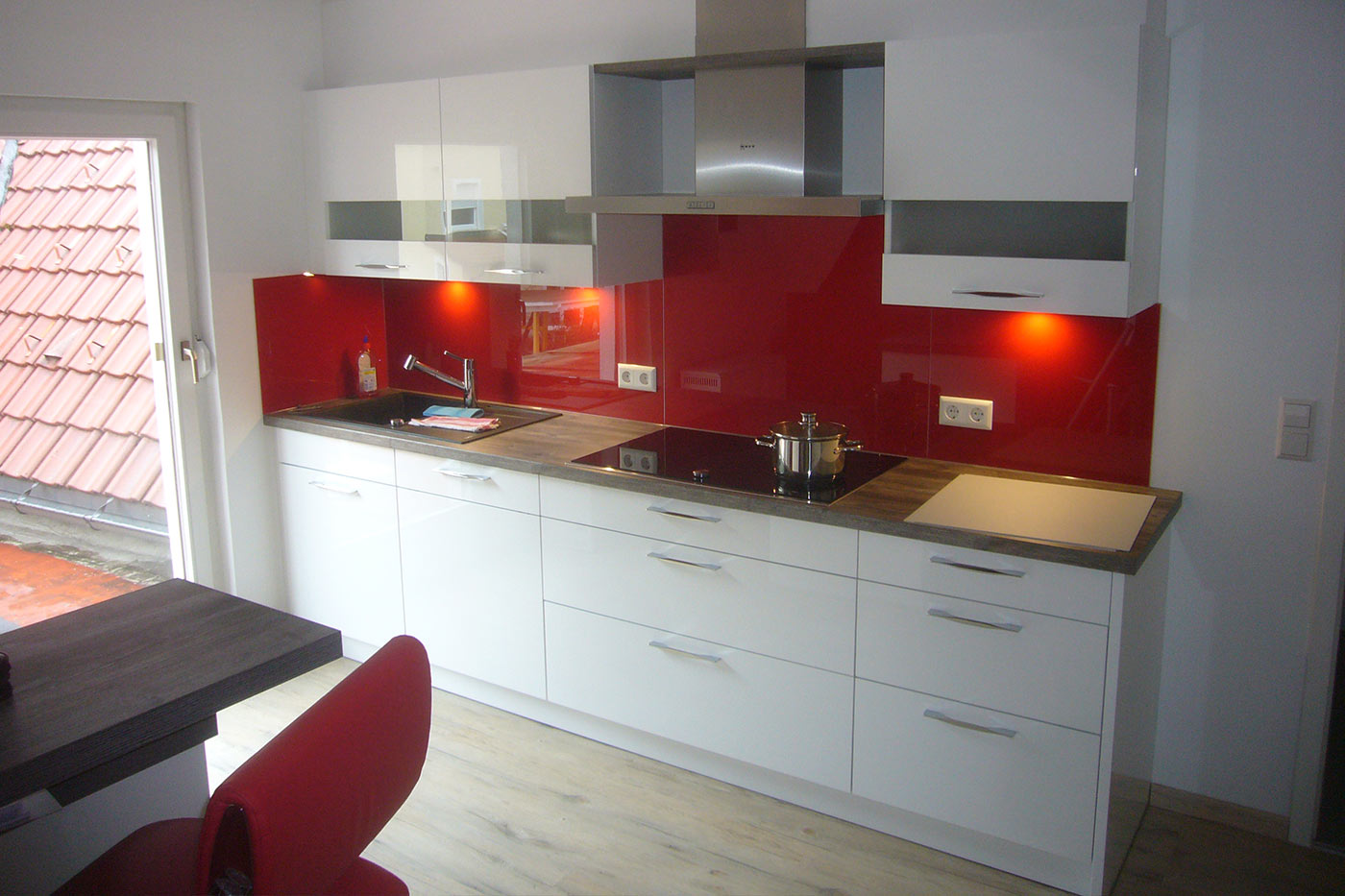 Moderne Küche in der Trendfarbe rot